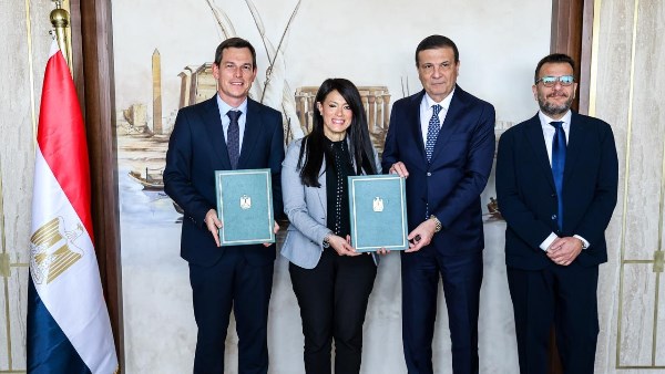 جانب من التوقيع 