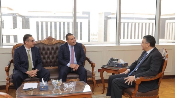 التمثيل التجاري والشراء الموحد يعززان الشراكة لتوطين الصناعات الطبية