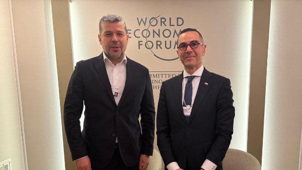 الخطيب يبحث توسيع شراكات الطاقة المتجددة والهيدروجين الأخضر مع «أكوا باور» و«PPC» اليونانية