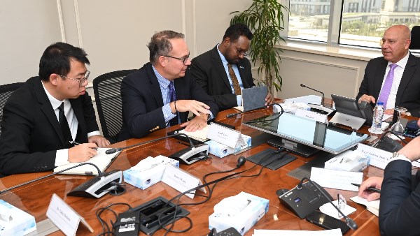 كامل الوزير خلال الاجتماع 