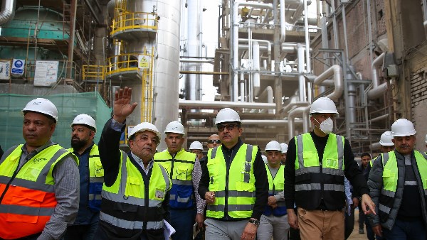 وزير قطاع الأعمال العام خلال جولته بمصنع الدلتا للأسمدة