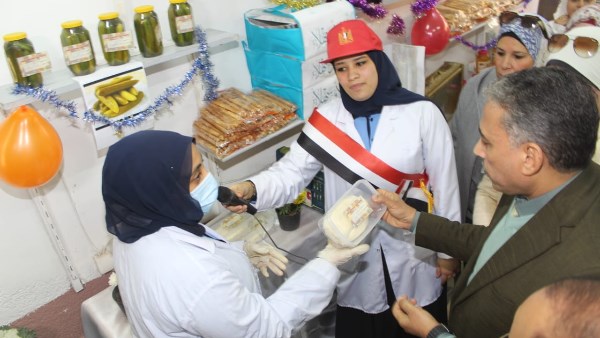 منفذ لبيع منتجات المدارس 