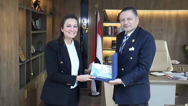 نائب محافظ الجيزة تتسلّم دليل الهوية البصرية للمحافظة وتبحث تعزيز التعاون مع جامعة القاهرة