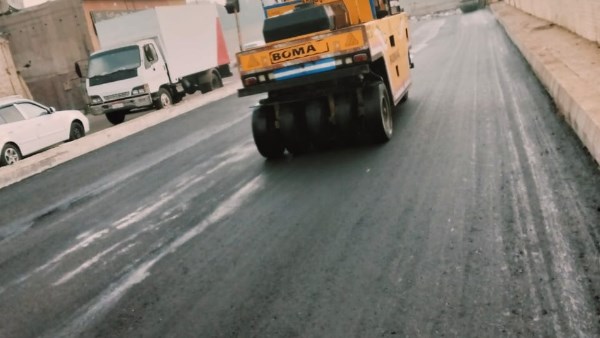 رصف وتطوير طريق 