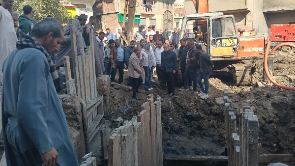 نائب محافظ الجيزة يتفقد 3 قرى بأبوالنمرس ويتابع ميدانيا مشروع الصرف الصحي