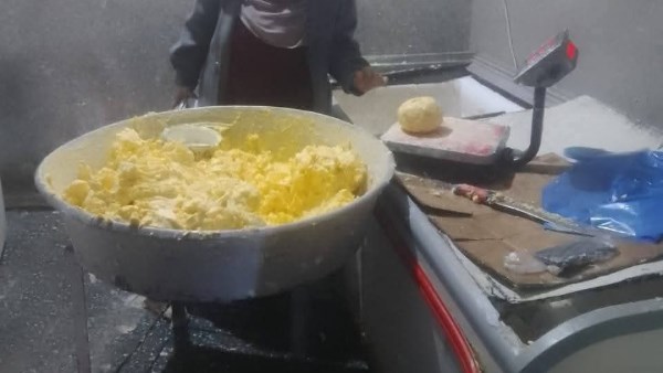 ضبط 2 طن زبدة بدون بيانات داخل مصنع مخالف بالجيزة