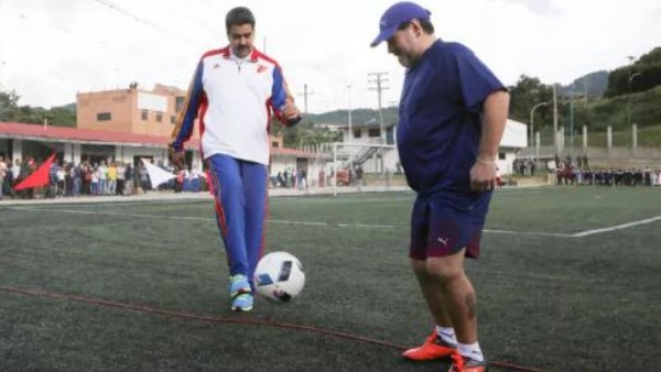 رئيس فنزويلا يلعب الكرة مع مارادونا 