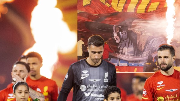  إشعال نوافير النار مع دخول اللاعبين