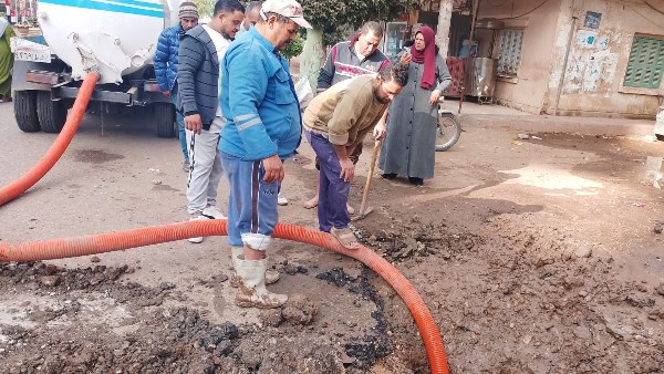 اصلاح خط مياه في المنوفية 