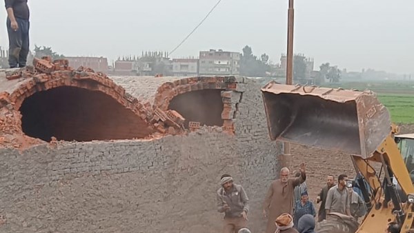 إزالة مقابر مخالفة في المنوفية