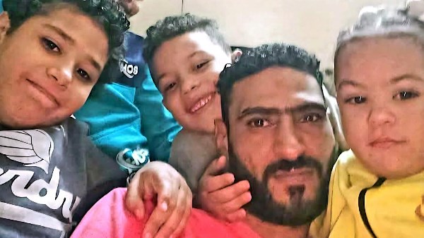 الاطفال مع والدهم