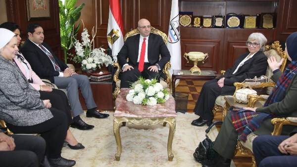 محافظ بني سويف يستقبل وفد وزارة التخطيط والأمم المتحدة لبحث توطين رؤية مصر 2030