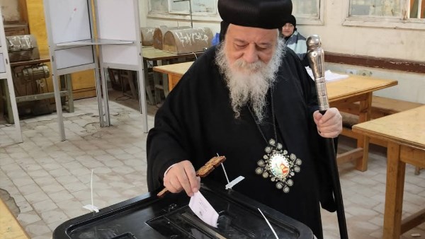 أسقف ملوي بالمنيا يدلي بصوته في جولة الإعادة لانتخابات النواب.. صور