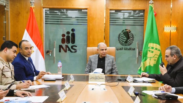 محافظ المنيا خلال متابعته الانتخابات 