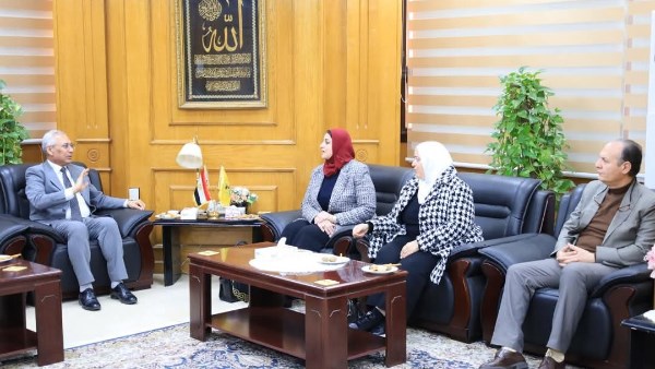 رئيس الجامعة خلال اللقاء 