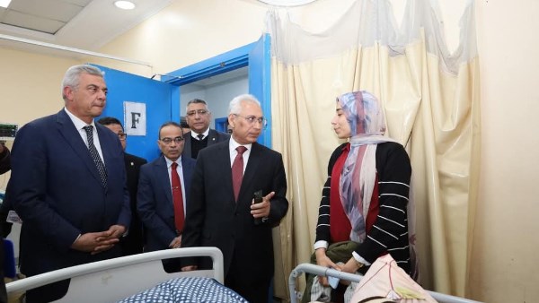 رئيس الجامعة خلال الجولة 