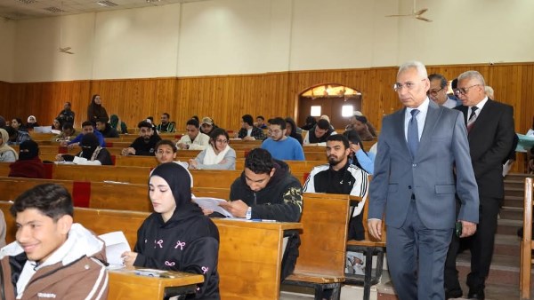 رئيس الجامعة خلال الجولة