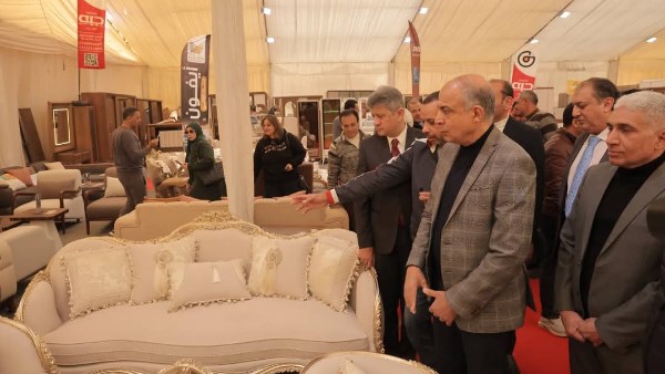 محافظ المنيا خلال افتتاح المعرض 