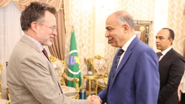 محافظ المنيا خلال اللقاء 