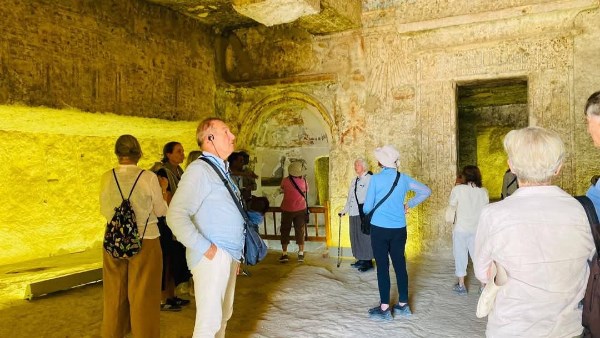 وفود سياحية تزور المناطق الأثرية 