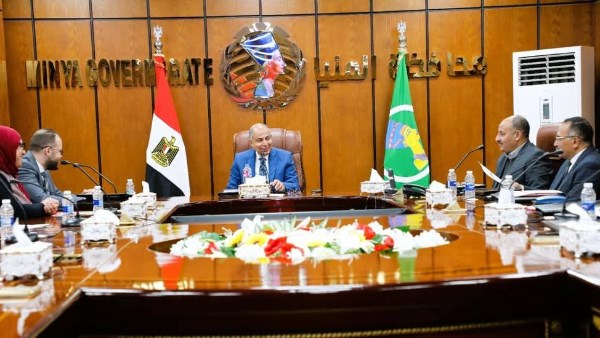 محافظ المنيا خلال الاجتماع 