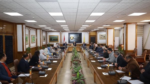 رئيس الجامعة خلال الاجتماع 