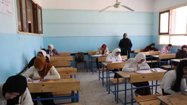 طلاب الشهادة الإعدادية 