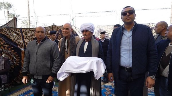 جلسة صلح بين عائلتين بملوي