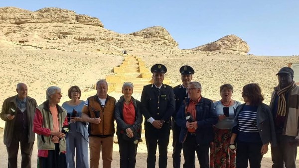 توزيع هدايا على السياح 