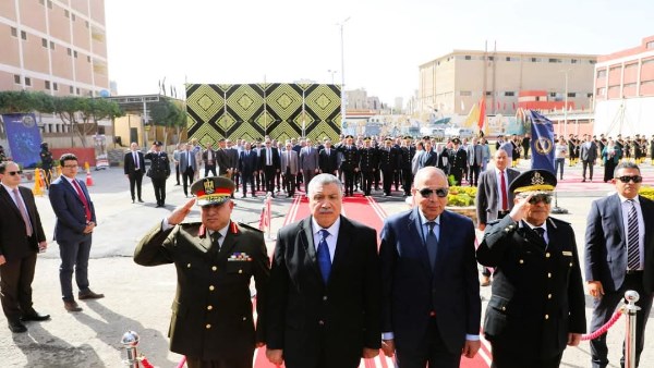 محافظ المنيا يقدم التهنئة لضباط الشرطة 