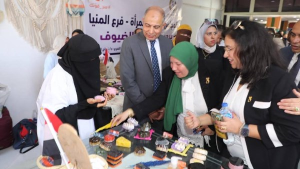 محافظ المنيا خلال ملتقى التوظيف 