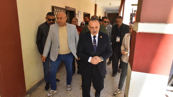 محافظ أسيوط يجري جولة ميدانية على اللجان الانتخابية في جولة الإعادة للاطمئنان على سير التصويت 