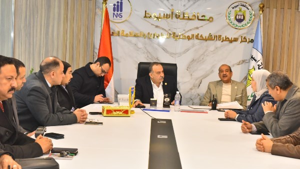 محافظ أسيوط يتابع من مركز السيطرة غلق لجان اليوم الأول لجولة الإعادة بالدوائر الثلاث دون معوقات