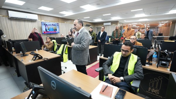 محافظ أسيوط يتابع سير التصويت لحظة بلحظة من مركز سيطرة الشبكة الوطنية بالدوائر الثلاث