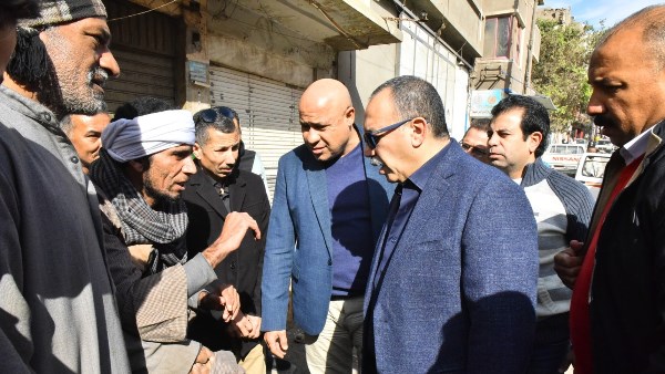  محافظ أسيوط يدعم مواطنًا ويؤمّن له العلاج والعمل