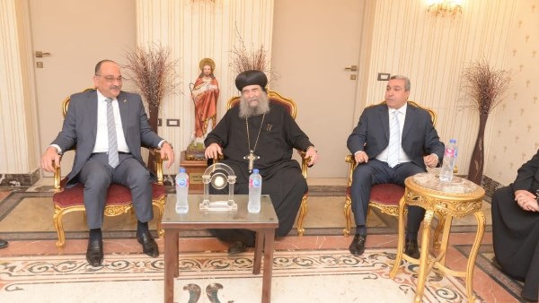 الأنبا يؤانس يستقبل قيادات أمن أسيوط للتهنئة بعيد الميلاد المجيد