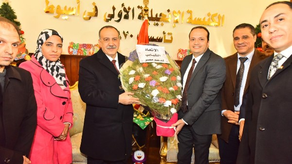 محافظ أسيوط يزور مطرانية منفلوط والكنيسة الإنجيلية الأولى بحي غرب لتهنئة الأقباط بعيد الميلاد المجيد