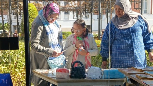 مكتبة مصر العامة بأسيو  تنظم معرضًا ضمن مبادرة "بأيدينا نصنع"