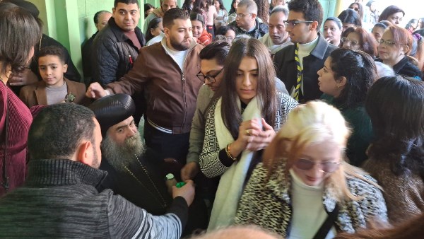 مطران أسيوط للأقباط الأرثوذكس يوزع العيديات والشوكولاتة على الحضور بكنيسة رئيس الملائكة ميخائيل