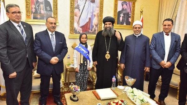 محافظ أسيوط يختتم جولاته لتهنئة الأقباط بعيد الميلاد المجيد بكنائس شرق المدينة وأسيوط الجديدة