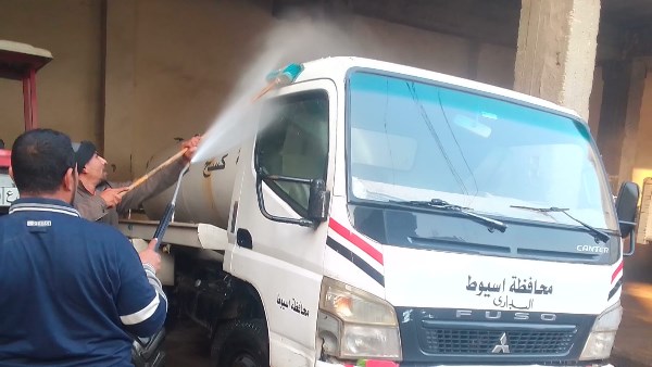 الوحدة المحلية بالبداري تنفذ أعمال غسيل وصيانة للحملة الميكانيكية