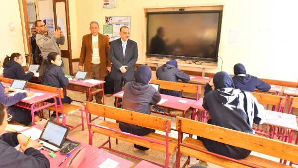 محافظ أسيوط يطمئن من داخل اللجان على انتظام امتحانات صفوف النقل