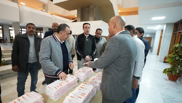 محافظ أسيوط يتسلم تبرعًا بـ20 ألف سرنجة دقيقة لدعم منظومة التأمين الصحي ورفع كفاءة الخدمات الطبية