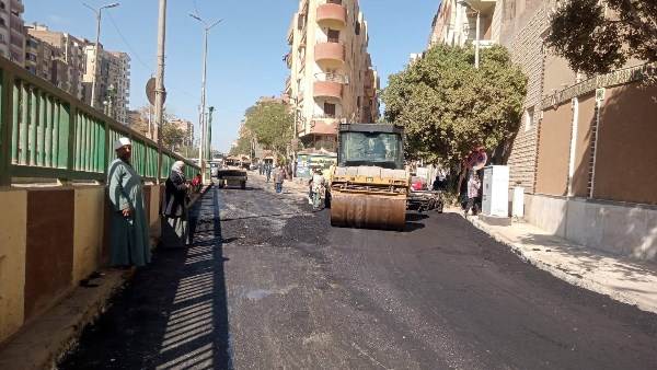 الانتهاء من رصف شارع الجلاء بحي شرق أسيوط 