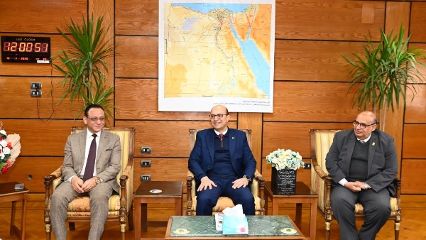 رئيس جامعة أسيوط يستقبل لجنة المجلس الأعلى للجامعات لبحث جاهزية بدء الدراسة بمعهد علوم المواد والنانو تكنولوجي