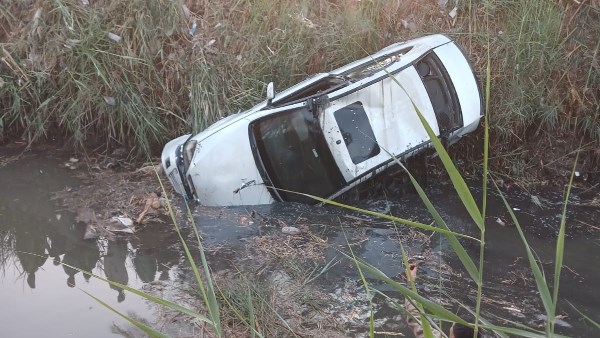 اصابة شخصين في سقوط ملاكي بترعة بأسيوط