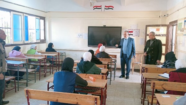 مدير تعليم أسيوط يتفقد لجان امتحانات الشهادة الإعدادية بمدارس الغنايم