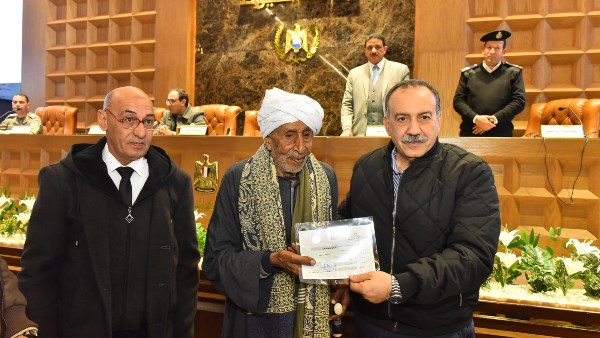 محافظ أسيوط يكرم مسنًا تحدى الأمية