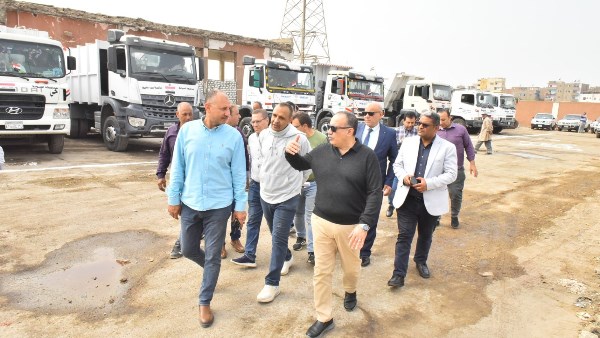 محافظ أسيوط يشهد اصطفاف 51 مركبة ومعدة نظافة بحي شرق محافظ أسيوط يشهد اصطفاف 51 مركبة ومعدة نظافة بحي شرق