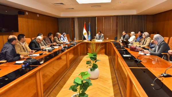 محافظ أسيوط يناقش معدلات التنفيذ في مشروعات المبادرة الرئاسية 